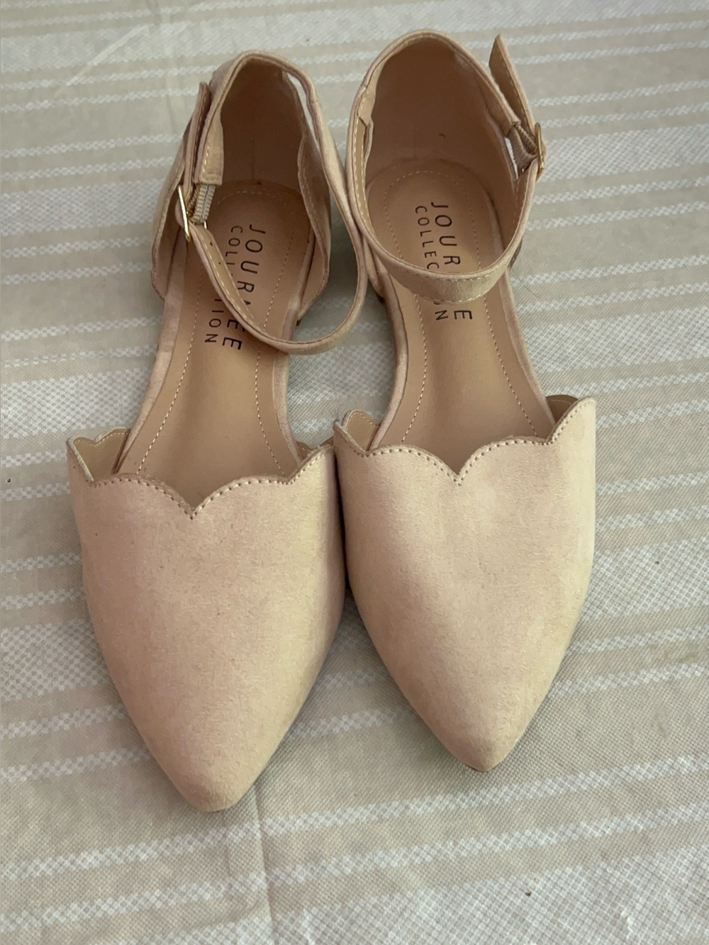 Journee Collection Nude Lana flats scalloped design size 7